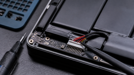 Simulated professional repair scene for Laptop Battery Pack: Battery connector fault
